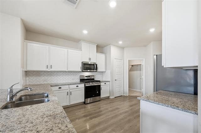 Building Photo - 940 Azure Ln