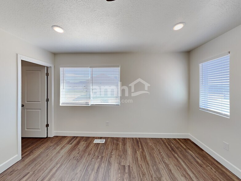 Building Photo - 2184 E Silverado Ln