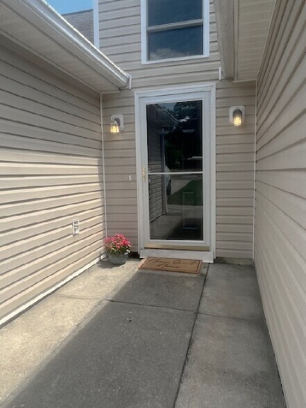 Building Photo - 705 Shannon Ridge Dr
