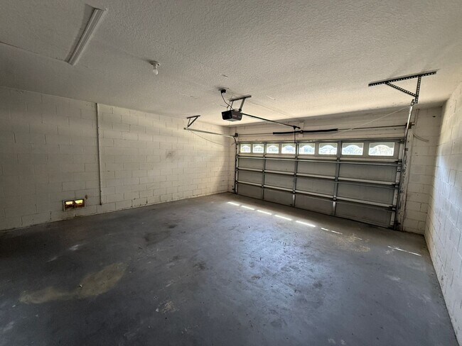 Building Photo - 2735 Cedaridge Cir