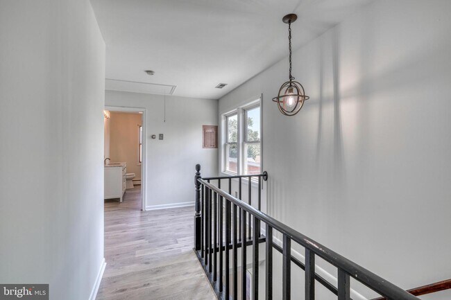 Building Photo - 2166 Lake Dr