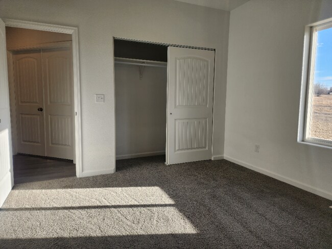 Building Photo - 710-712 E Hahns Peak