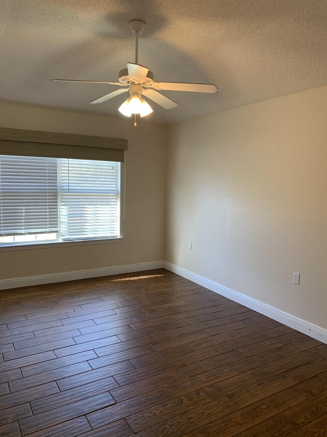 Building Photo - 8949 Camelot Pl