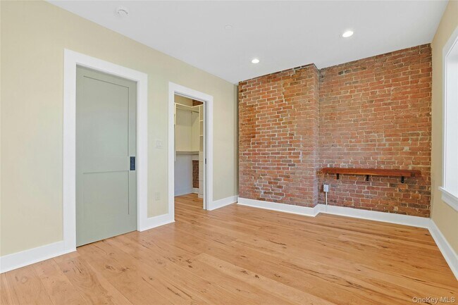 Building Photo - 19 Main St