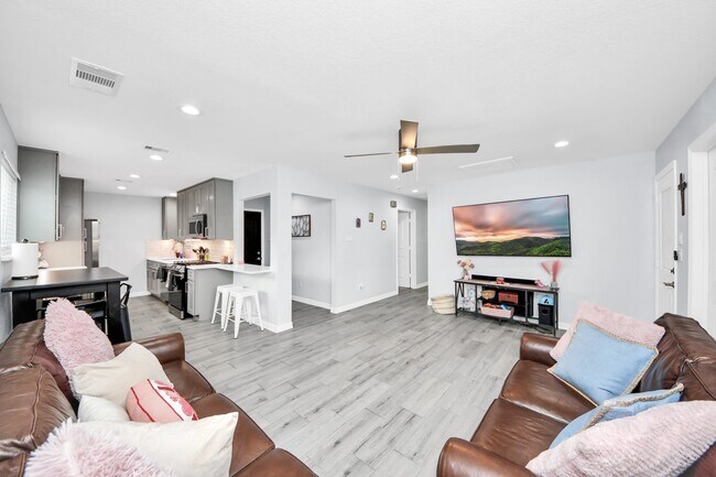 Building Photo - 834 Ellington St