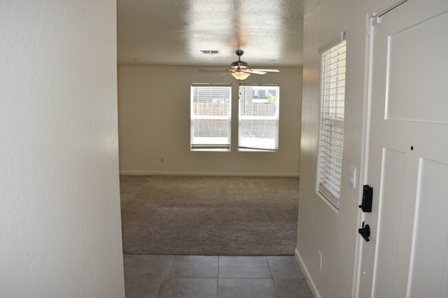 Building Photo - 698 Jessie Dr