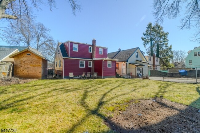 Building Photo - 15 Crown St