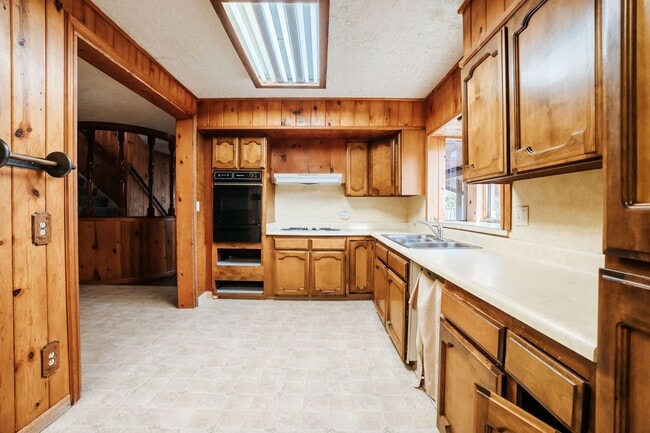 Building Photo - 122 Brennan St