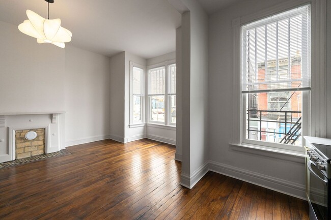 Building Photo - Cozy Urban Studio