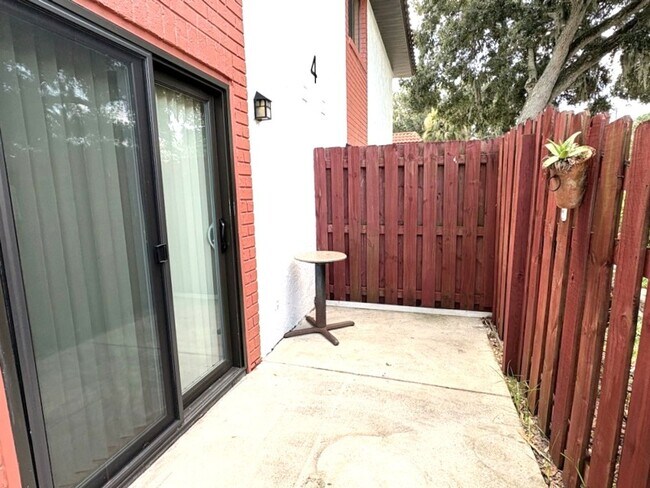 Building Photo - Cozy 2 Bedroom First Floor Condo!
