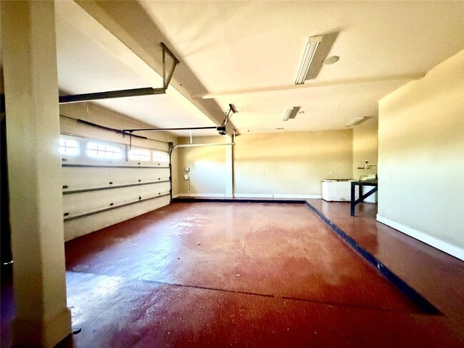 Building Photo - 1631 S Persimmon St