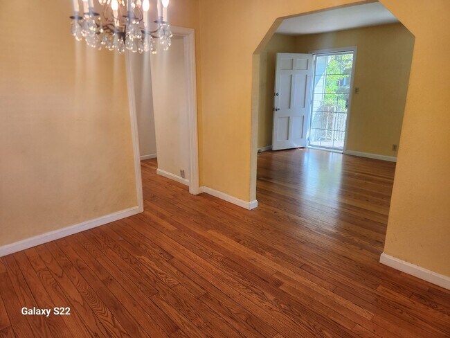 Building Photo - Beautiful 2 bedroom/1 bathroom home with a...