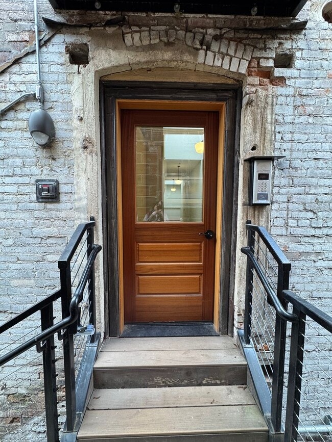 Building Photo - Beautiful 1 bed/1 bath apartment with tons...