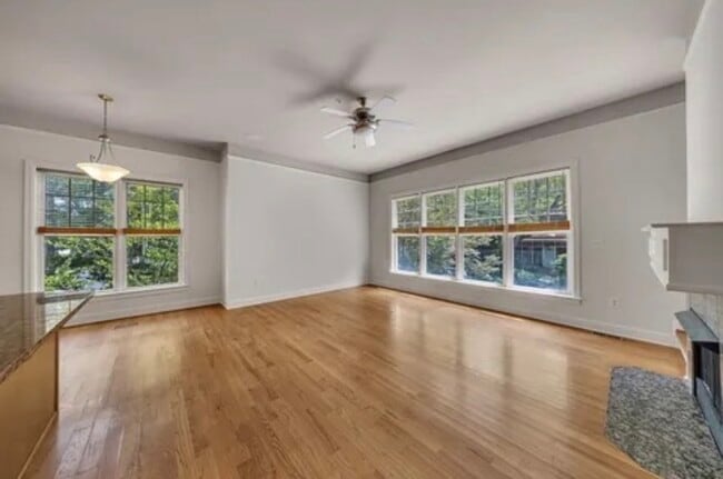 Building Photo - 1390 Dutch Valley Pl NE