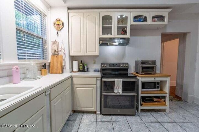 Building Photo - 440 E 6th St