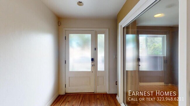 Building Photo - 11622 Oxnard St