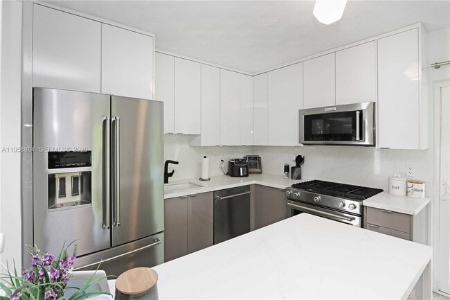 Building Photo - 930 N 11th Ct