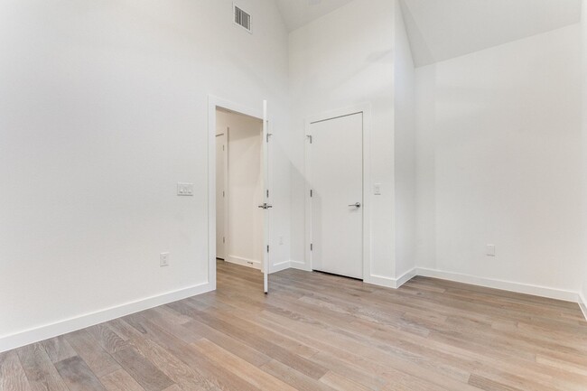 Building Photo - CONTEMPORARY MAHNCKE PARK TOWNHOME