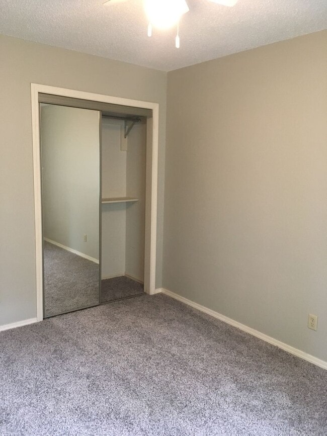 Building Photo - 404 Valley Dr