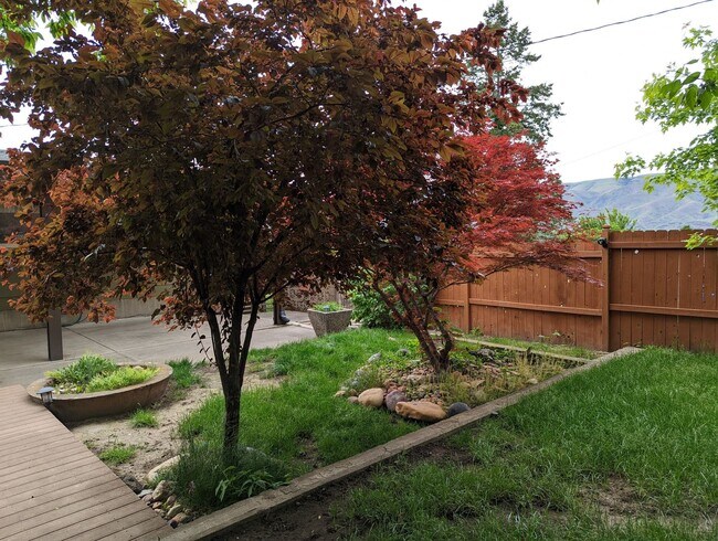 Building Photo - Luxurious 4 bedroom 2 bath house with river view - pet-friendly!