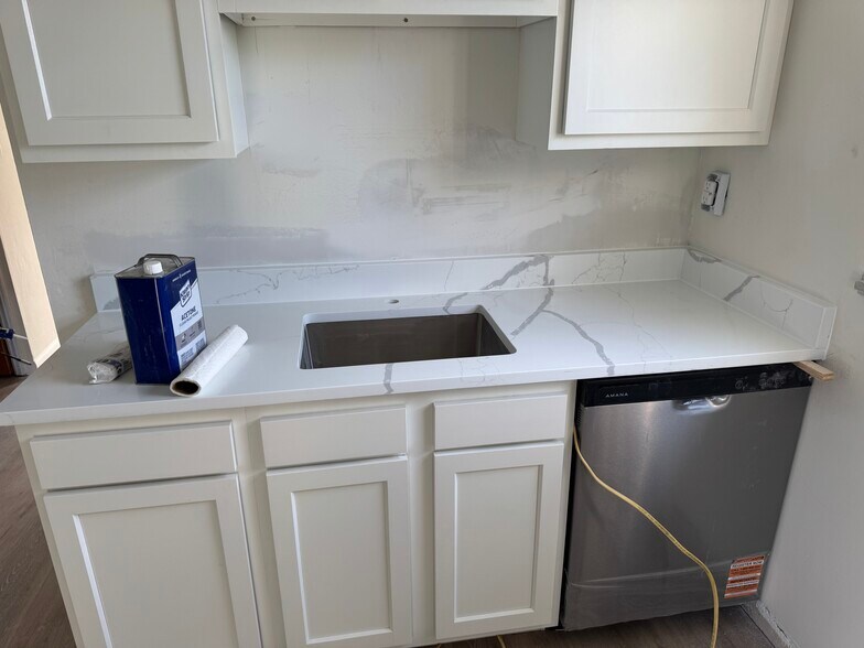 Fully equipped kitchen w/dishwasher and quartz countertops - 244 Clairmont Ave