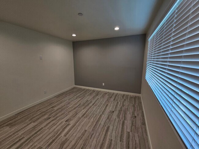 Building Photo - Newly Remodeled 2 Bedroom / 1 Bath! Call o...
