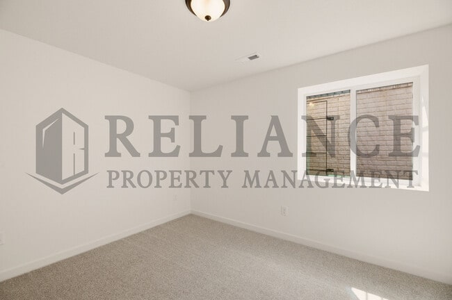 Building Photo - 5247 N Pinecrest Ct