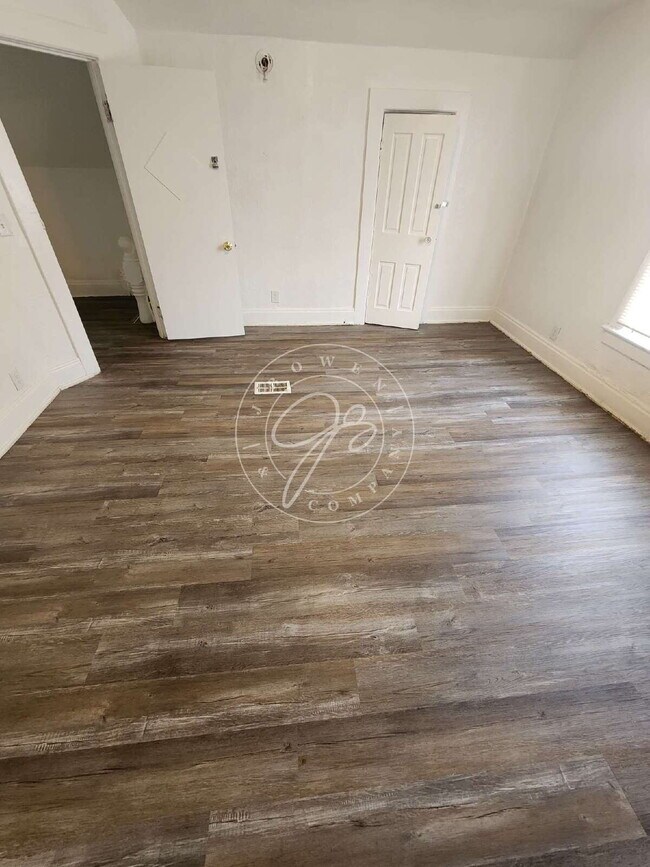 Building Photo - 4 bed 2 bath home with over 1600 Sq Feet!