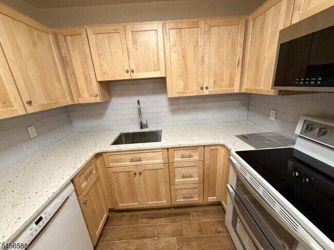Building Photo - 6 E Blackwell St