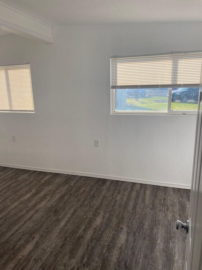 Building Photo - Charming two bedroom home