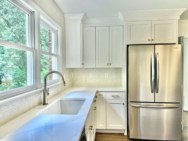Building Photo - LUXURIOUS LANSDOWNE RETREAT!