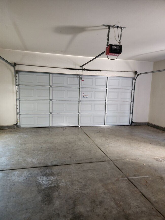 Building Photo - 4 bedroom 2 bathroom home Near Christofferson Pkwy Close to Walnut Elementary, Turlock Jr High Sc...