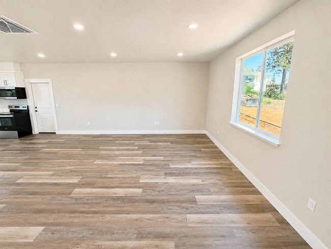 Building Photo - 5581-5581 Linrich Ln