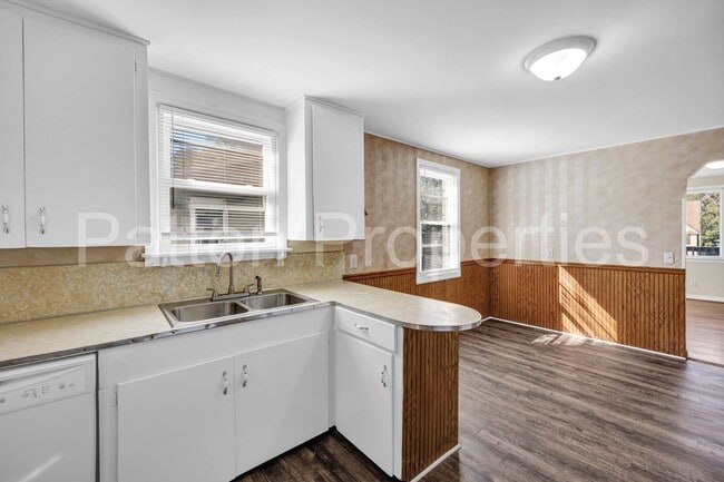 Building Photo - Rosewood Home