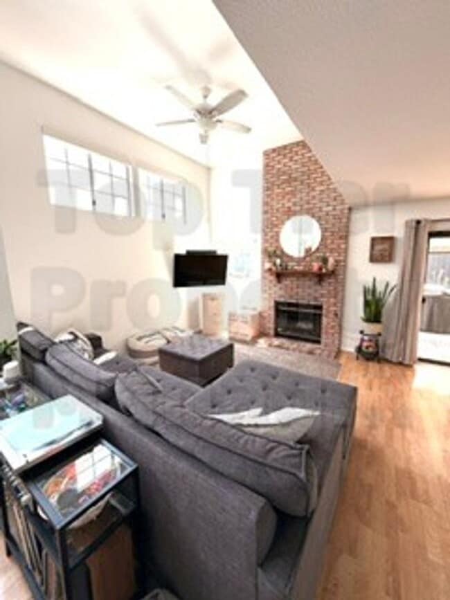 Building Photo - Beautiful 3 bed / 2.5 bath / 1,227 sqft House in Oceanside's Emerald Point