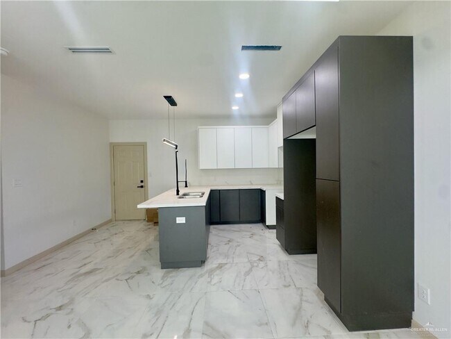 Building Photo - 1304 Rosewood Ln