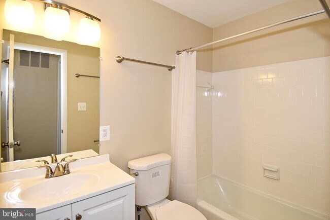 Building Photo - 1209 Marton St