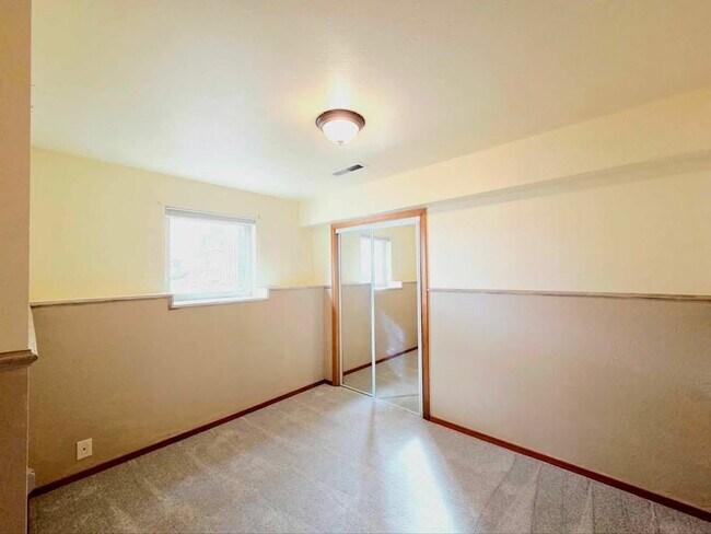 Building Photo - Gorgeous 4 Bed, 3 Bath Home w/ STUNNING RI...