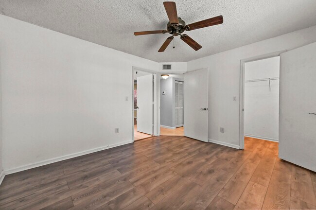 Building Photo - 1055 Crystal Way
