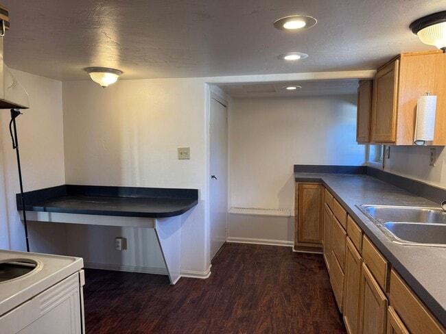 Building Photo - Charming 1 Bedroom Cottage with Bonus Room...