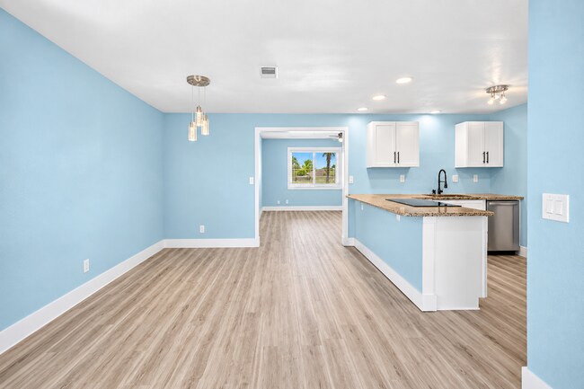 Building Photo - 115 Country Club Dr