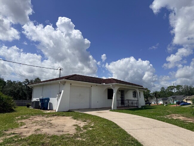 Building Photo - Adorable 2 Bedroom, 1 Bathroom, 1 Car Garage Home on a Large Corner Lot for rent.