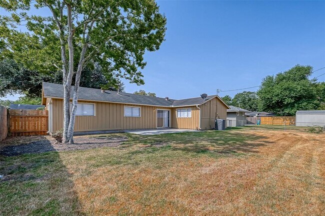 Building Photo - 5910 Sheringham St