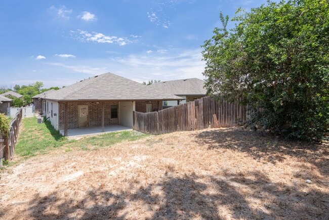 Building Photo - Nice 3 Bedroom Duplex located in New Braunfels!
