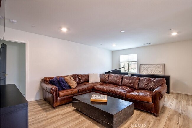 Building Photo - 33063 Table Rock Dr
