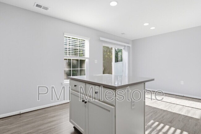 Building Photo - 65 Darien Dr