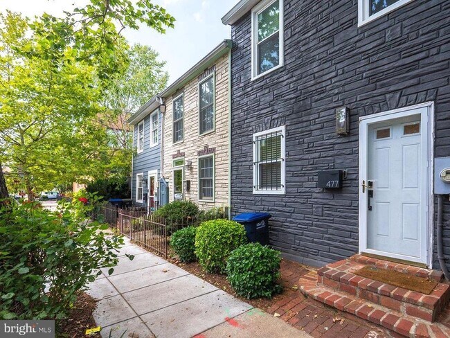 Building Photo - 477 Ridge St NW