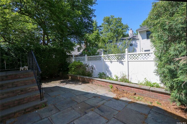 Building Photo - 98 Bayberry Ave