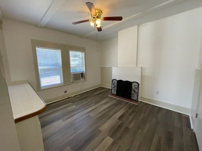 Building Photo - Large One Bedroom In Duck Pond Available in August!!!!