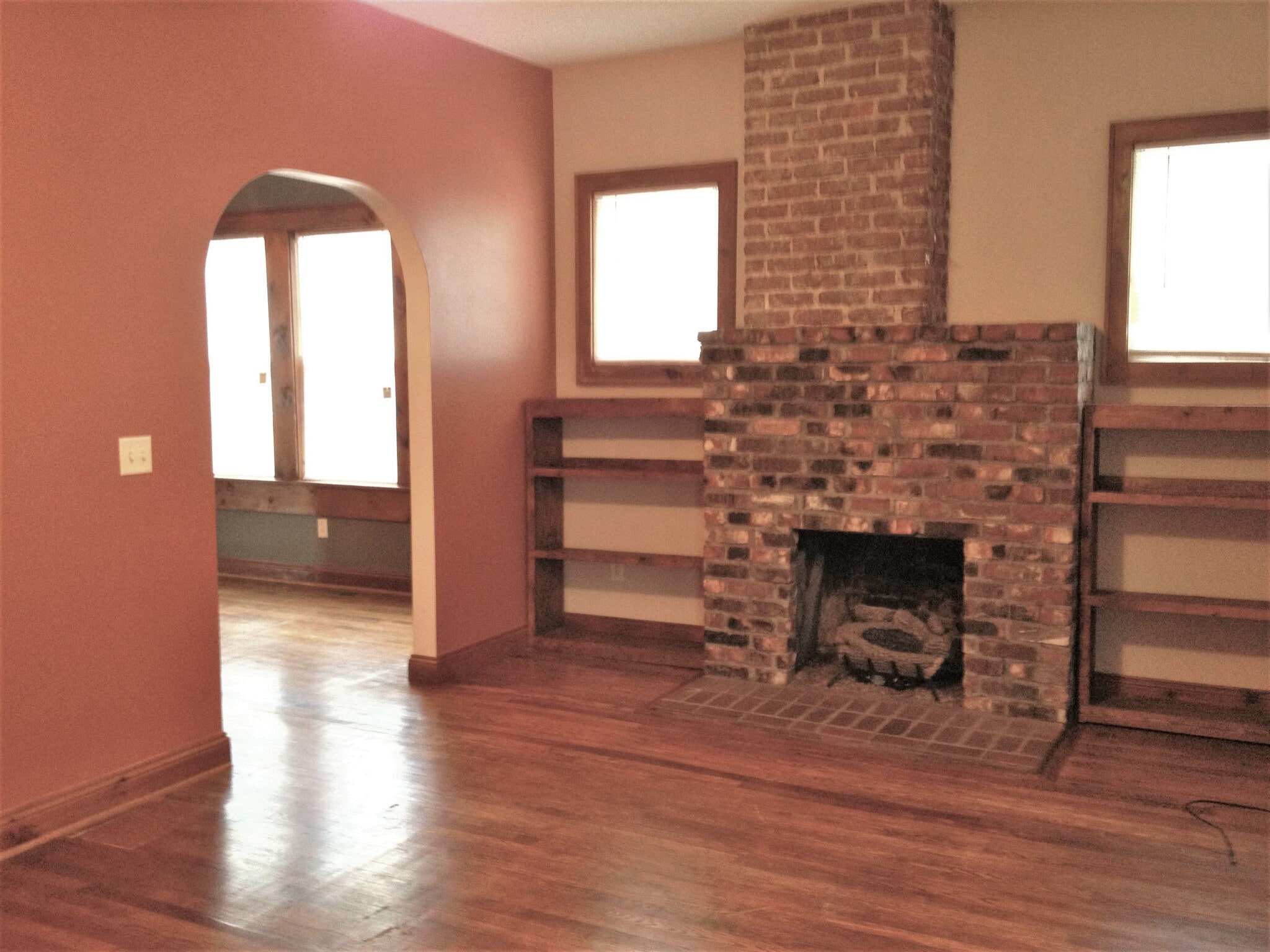Building Photo - 923 E Hillcrest Dr